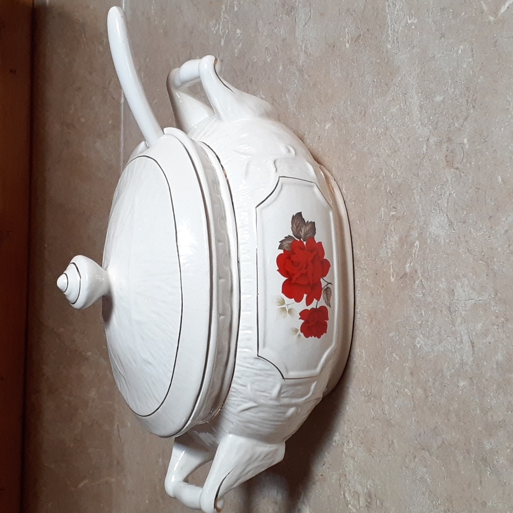 White Floral Roses Crockpot w/Ceramic Spoon